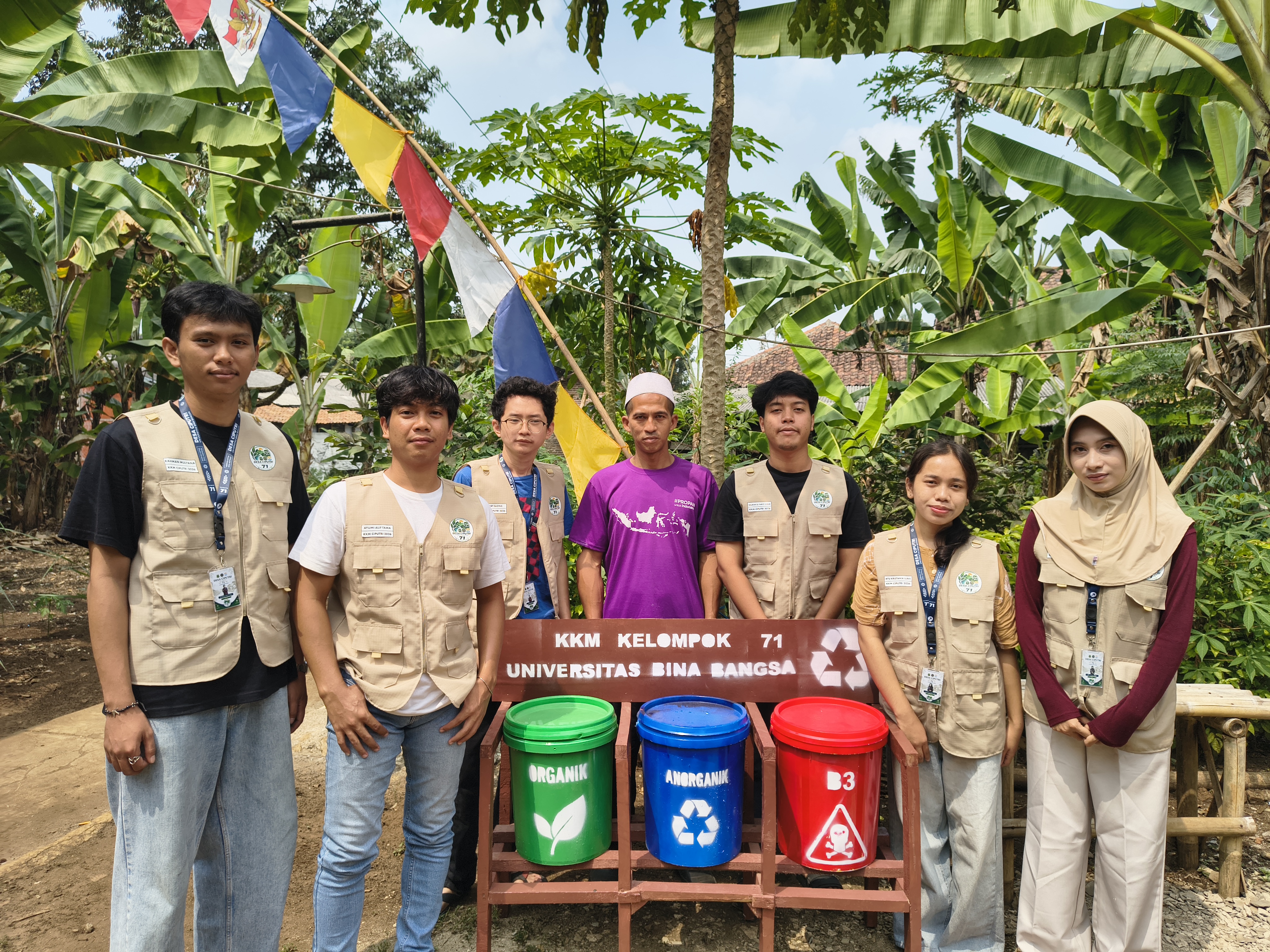 PEMBUATAN TONG SAMPAH MENJADI MEDIA EDUKASI LINGKUNGAN BAGI MAHASISWA SDN CIPUTRI OLEH MAHASISWA KKM 71 UNIBA 2026