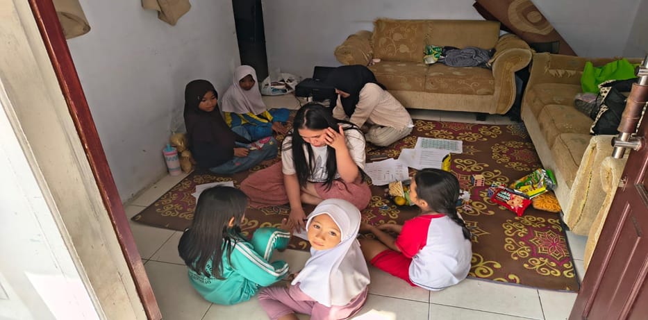 Mahasiswa KKM Kelompok 71 Desa Ciputri Gelar Bimbingan Belajar untuk Tingkatkan Motivasi dan Prestasi Akademik Anak-Anak